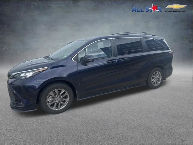 2022 Toyota Sienna LE