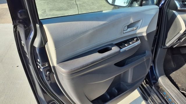 2022 Toyota Sienna LE