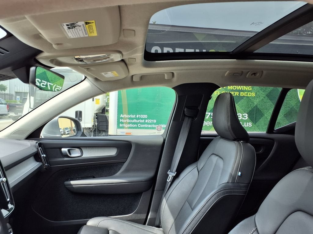 2025 Volvo XC40 Plus Bright Theme