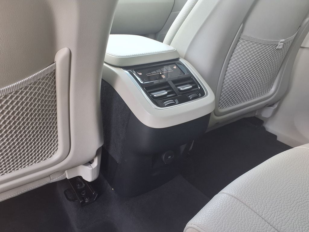 2024 Volvo XC90 B6 Plus Bright Theme
