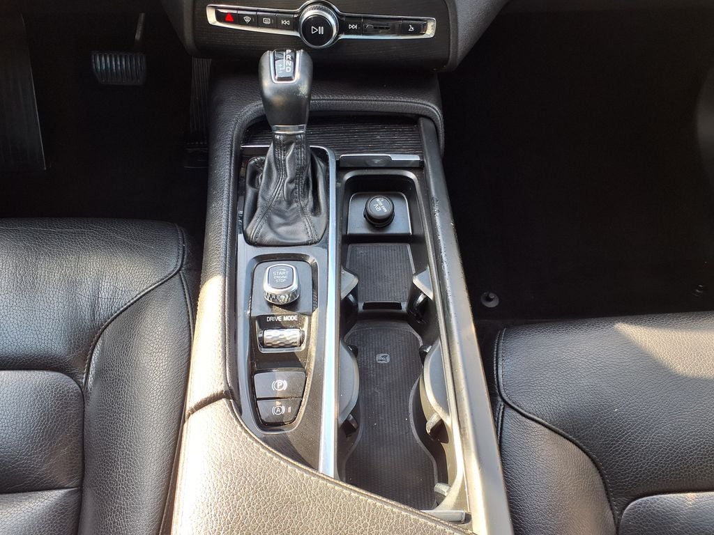 2020 Volvo XC90 T6 Momentum
