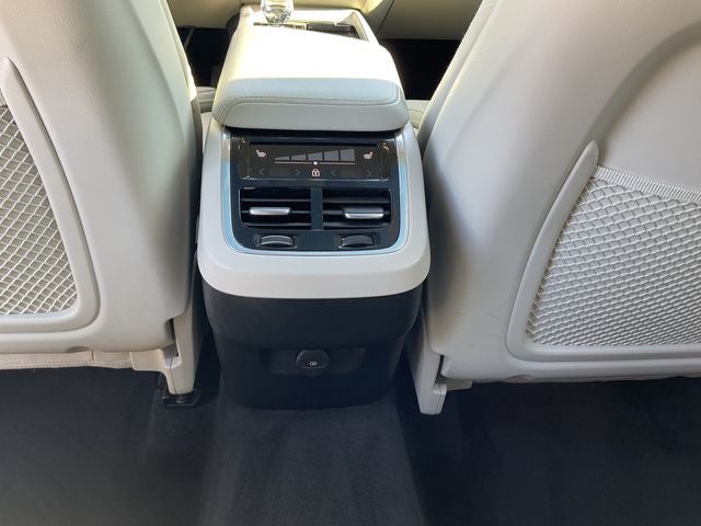 2023 Volvo XC60 B5 Ultimate Bright Theme