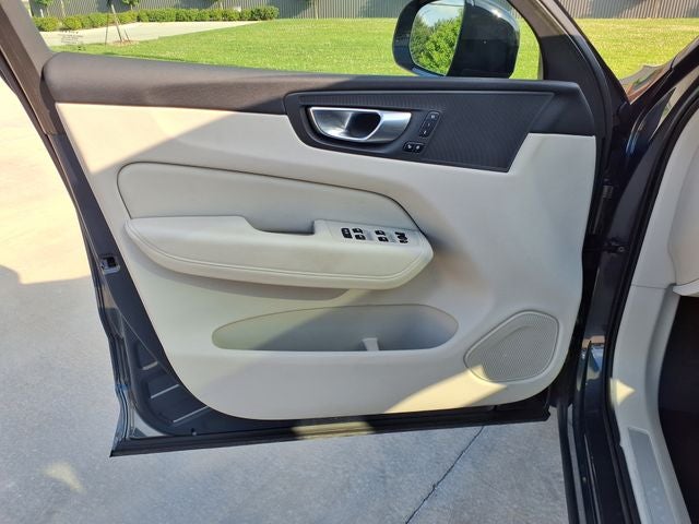 2023 Volvo XC60 B5 Plus Dark Theme