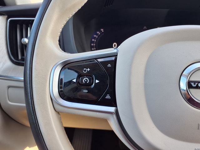 2023 Volvo XC60 B5 Plus Dark Theme