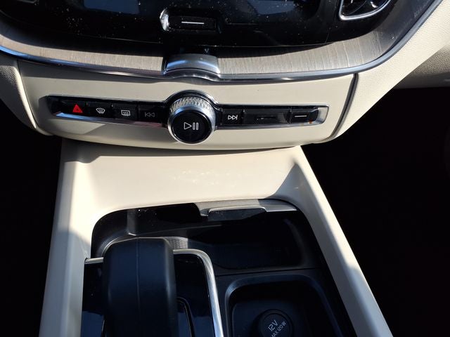 2023 Volvo XC60 B5 Plus Dark Theme