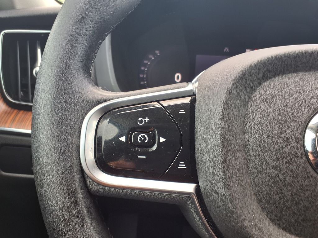 2023 Volvo XC60 B5 Plus Dark Theme