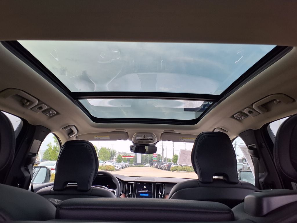 2023 Volvo XC60 B5 Plus Dark Theme