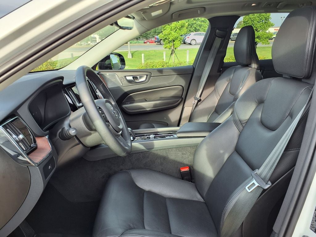 2024 Volvo XC60 B5 Plus Dark Theme