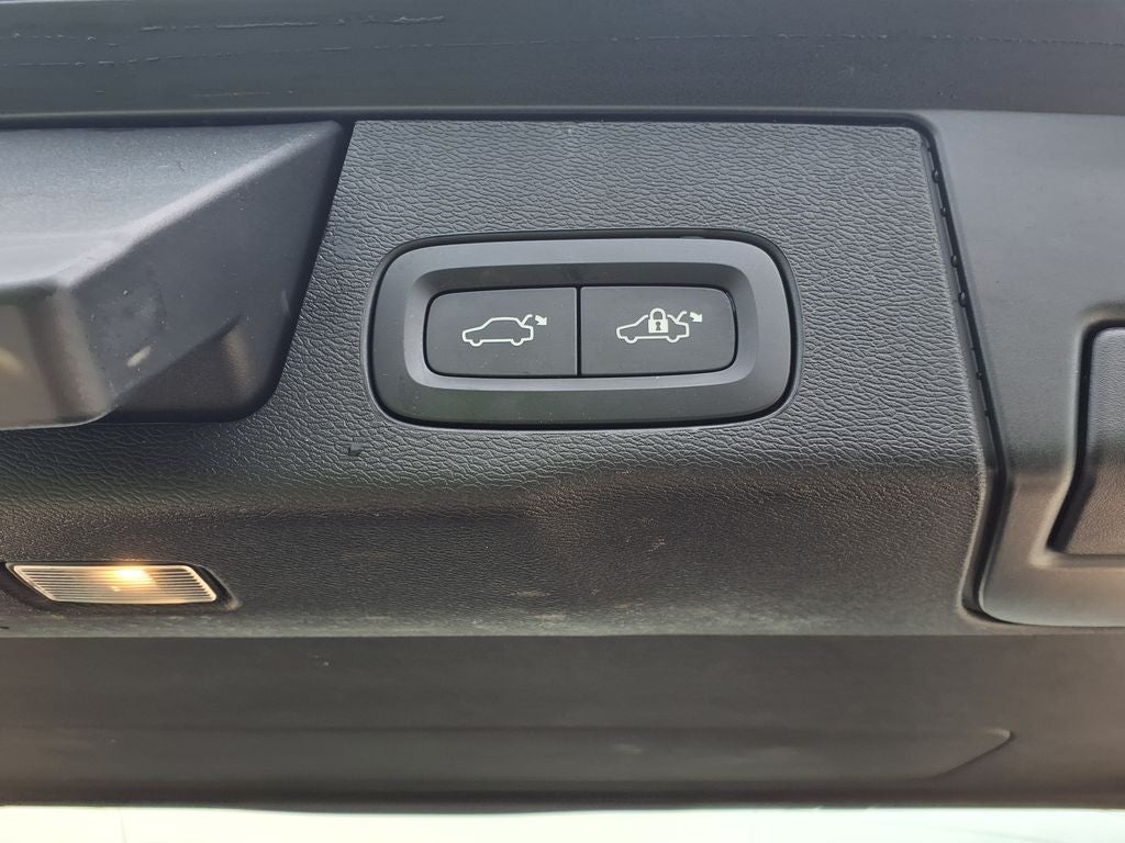 2024 Volvo XC60 B5 Ultimate Dark Theme