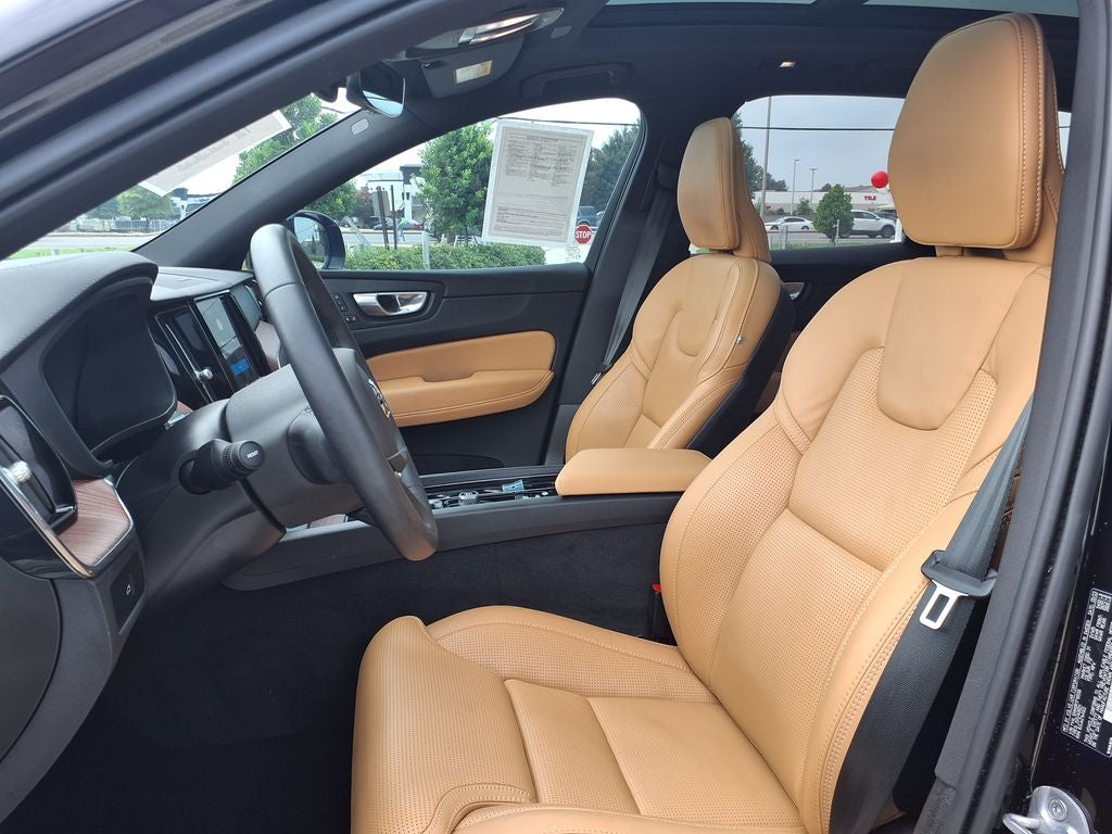 2024 Volvo XC60 B5 Ultimate Dark Theme