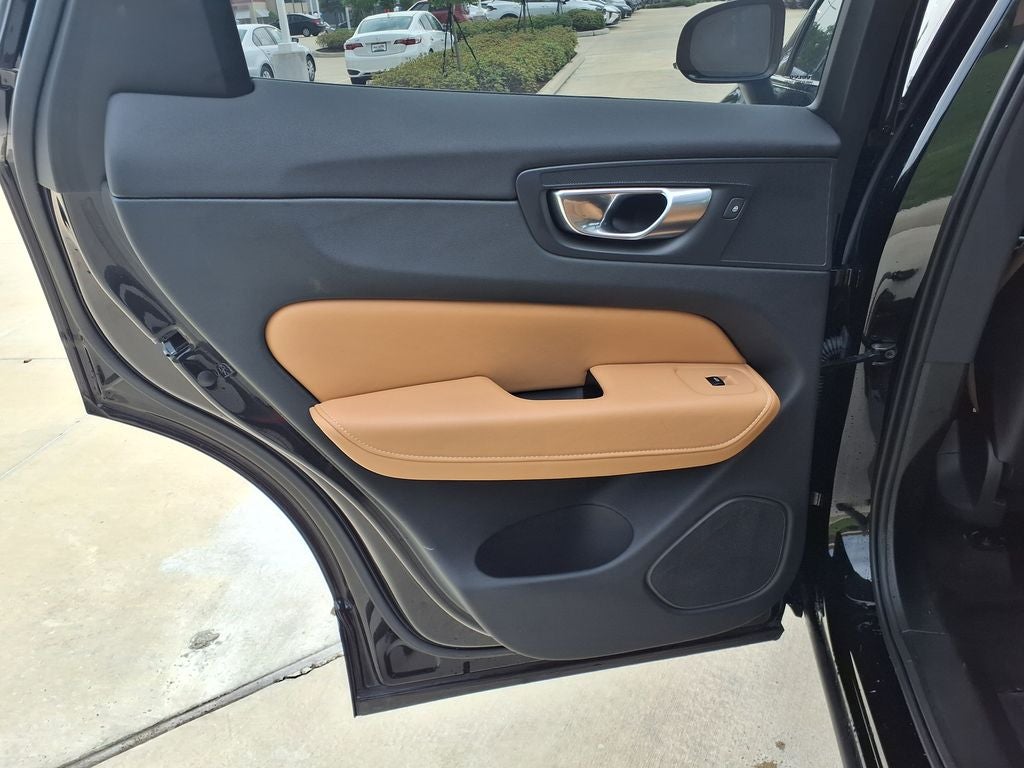 2024 Volvo XC60 B5 Ultimate Dark Theme