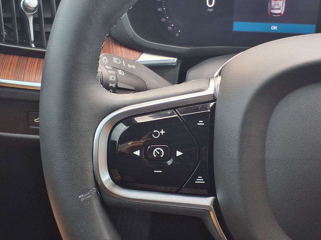 2024 Volvo XC60 B5 Ultimate Dark Theme