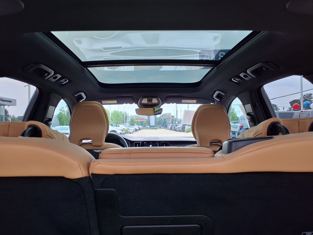 2024 Volvo XC60 B5 Ultimate Dark Theme