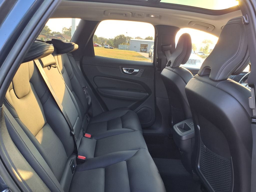 2023 Volvo XC60 B5 Plus Dark Theme