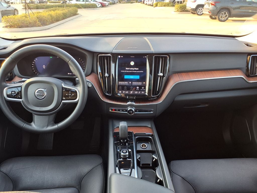 2023 Volvo XC60 B5 Plus Dark Theme