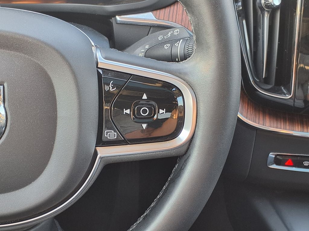 2023 Volvo XC60 B5 Plus Dark Theme