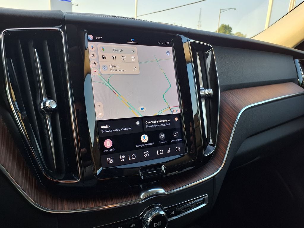 2023 Volvo XC60 B5 Plus Dark Theme