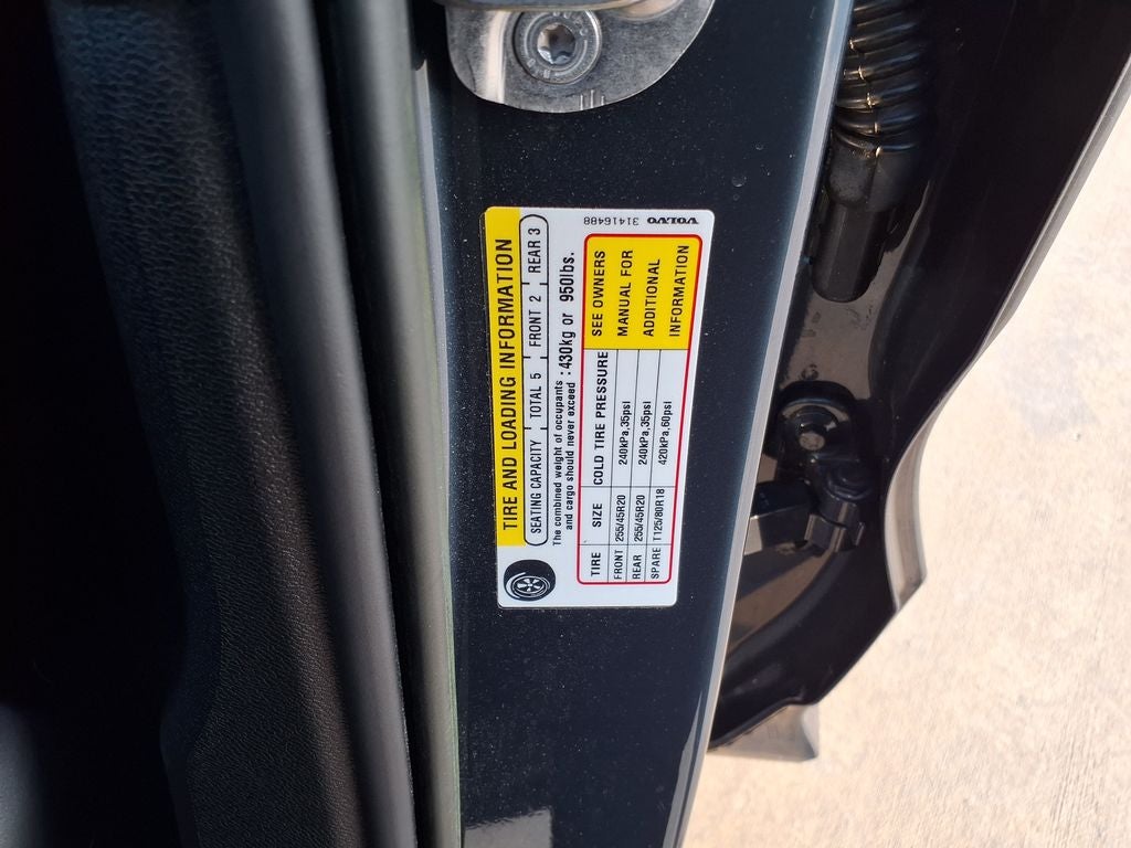 2023 Volvo XC60 B5 Plus Dark Theme