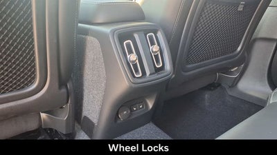 2024 Volvo XC40 B5 Plus Dark Theme