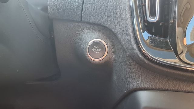 2024 Volvo XC40 B5 Plus Dark Theme