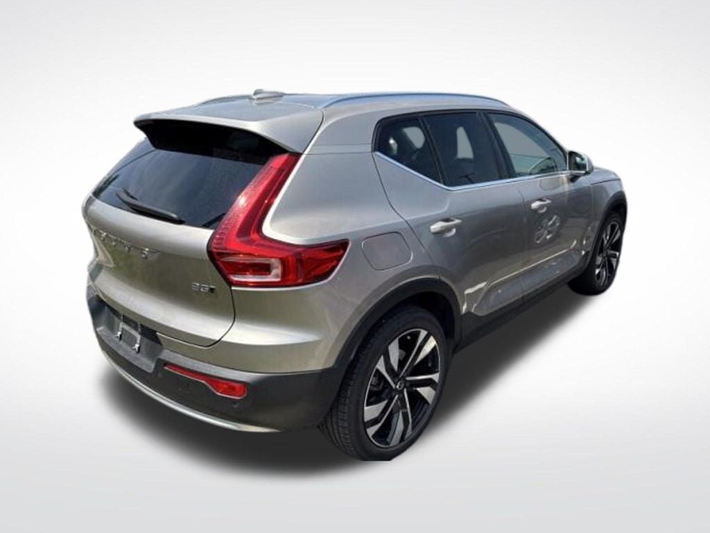 2023 Volvo XC40 B5 Plus Bright Theme