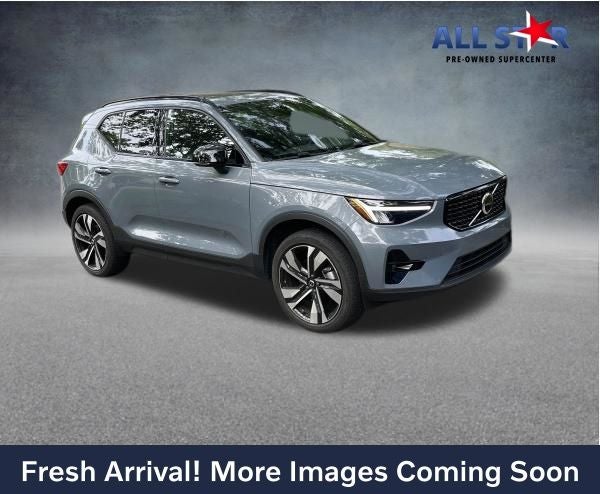 2023 Volvo XC40 B5 Plus Dark Theme