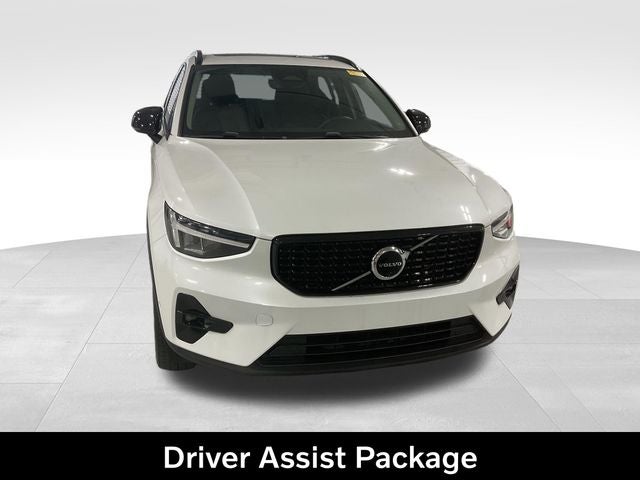 2023 Volvo XC40 B5 Plus Dark Theme