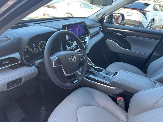 2025 Toyota Highlander Hybrid Platinum
